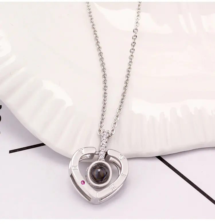 Collier pendentif mémoire en forme de cœur en 100 langues