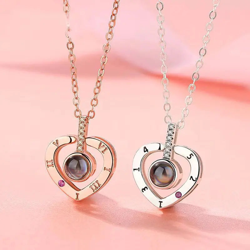 Collier pendentif mémoire en forme de cœur en 100 langues