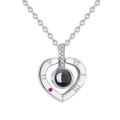 Collier pendentif mémoire en forme de cœur en 100 langues